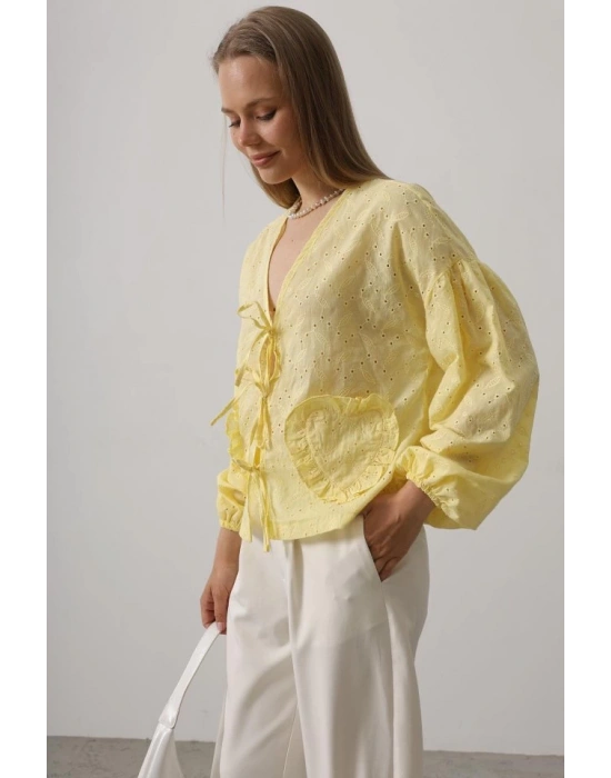 Kalp Detaylı Bağlamalı Brode Bluz  arı