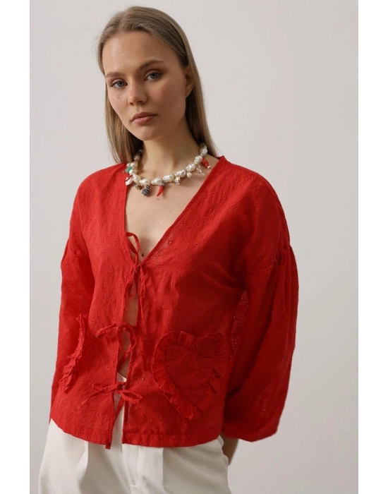 Kalp Detaylı Bağlamalı Brode Bluz  Kırmızı