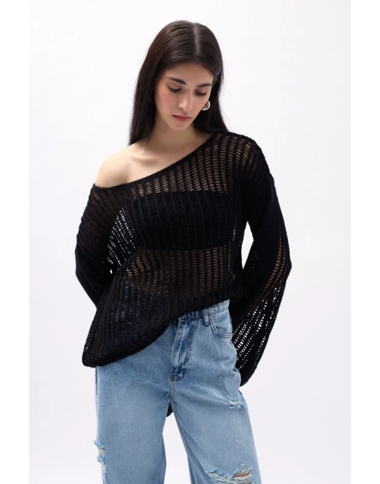 Kayık Yaka Ajurlu Bluz