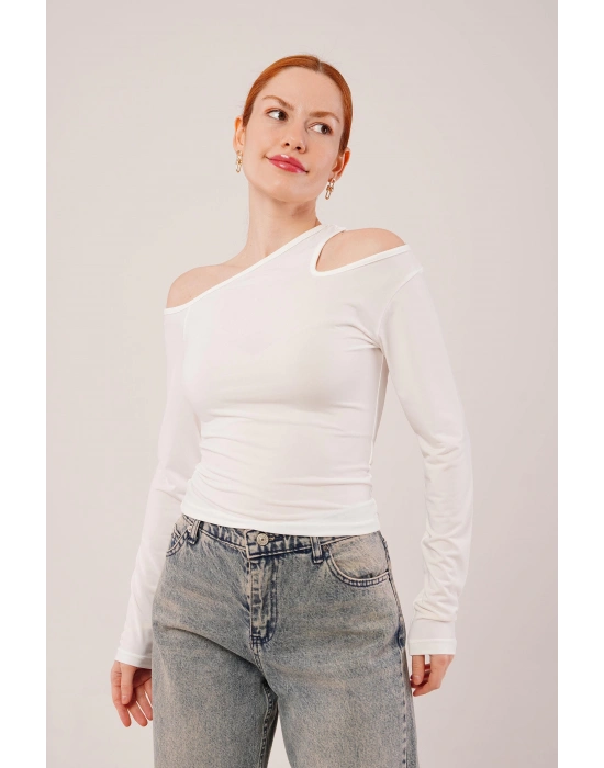 Omuz Dekolte Detaylı Beyaz Bluz