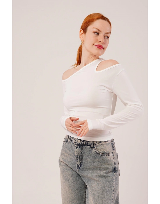 Omuz Dekolte Detaylı Beyaz Bluz