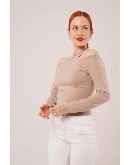 Omuz Dekolte Detaylı Krem Bluz