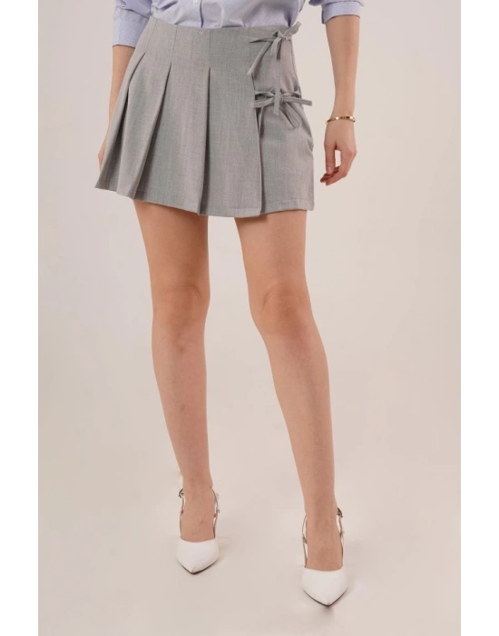 Önü Piliseli Yandan Bağlama Detaylı Gri Mini Şort Etek
