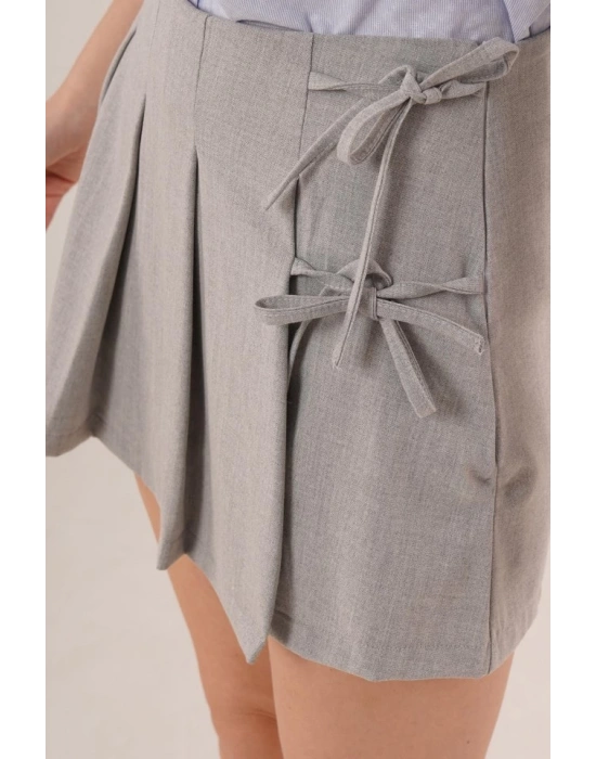 Önü Piliseli Yandan Bağlama Detaylı Gri Mini Şort Etek
