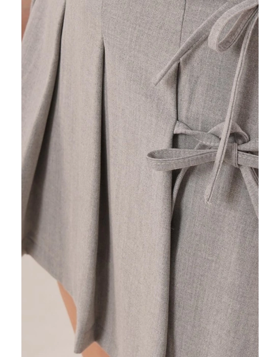 Önü Piliseli Yandan Bağlama Detaylı Gri Mini Şort Etek