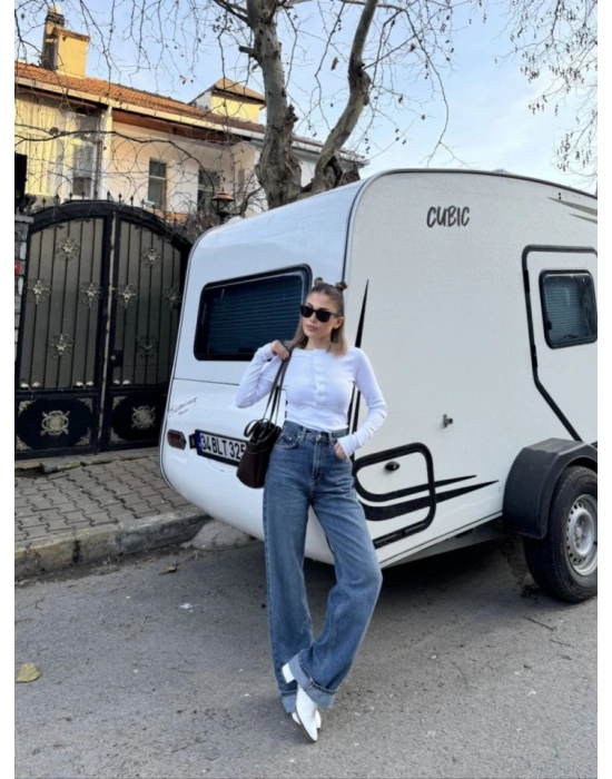 Uzun Patlı 6 Düğme Detaylı Uzun Kollu Crop Badi  Beyaz