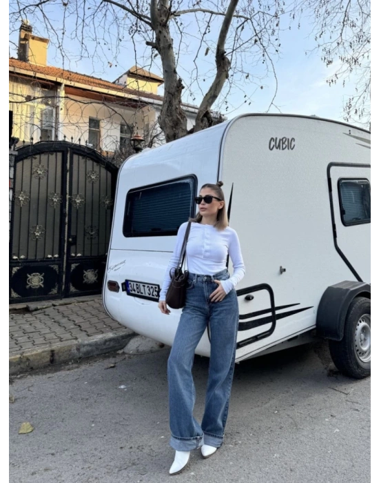 Uzun Patlı 6 Düğme Detaylı Uzun Kollu Crop Badi  Beyaz