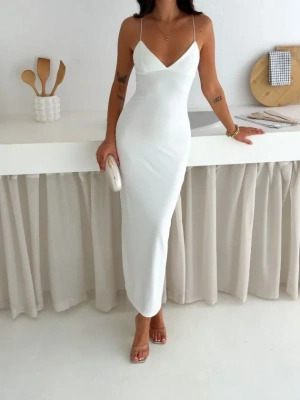 Askılı Uzun Elbise V Yaka Şık Gece Elbisesi Vücuda Oturan  Beyaz