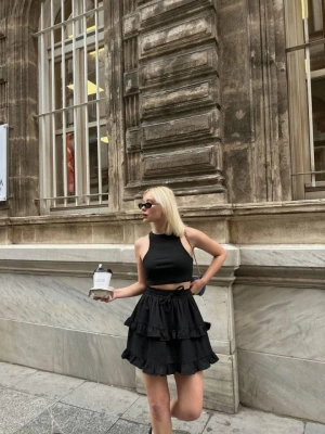 BEL LASTİKLİ KAT FIRFIR DETAYLI KISA ETEK  Siyah