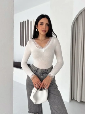 Dantel Detaylı V Yaka Arkası V Yaka Kaşmir Dokulu Uzun Kollu Bluz  Beyaz