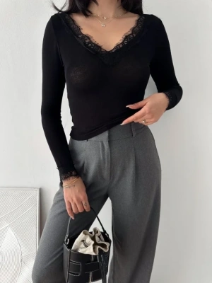 Dantel Detaylı V Yaka Arkası V Yaka Kaşmir Dokulu Uzun Kollu Bluz  iyah