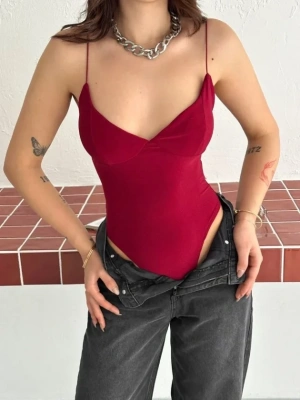 Derin Dekolte Askılı Body ırt Dekolteli Şık Kolsuz Yazlık Bodysuit  Kırmızı