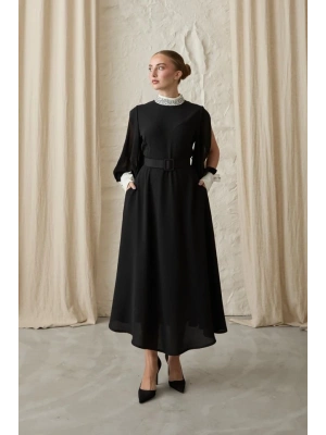 Siyah Yaka Ve Kolları Taşlı Elbise