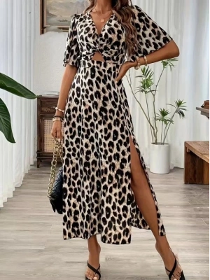 Kadın Kısa Kollu V Yakalı Beli Lastikli Yırtmaçlı Uzun Leopar Desenli Süprem Elbise