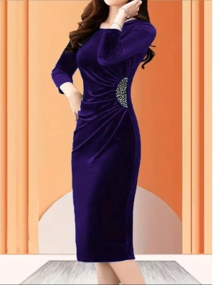 Kadın Uzun Kollu Bot Yaka Yanı Taş Detaylı Midi Kadife Elbise