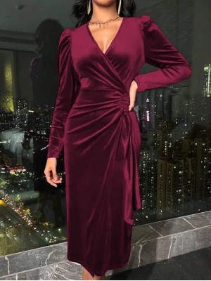 Kadın Uzun Kollu Kruvaze Yakalı Yandan Büzgülü Midi Kadife Elbise