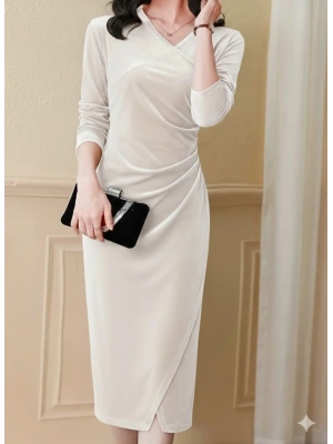 Kadın Uzun Kollu Kruvaze Yakalı Yandan Büzgülü önden çapraz Detaylı Midi Kadife Elbise