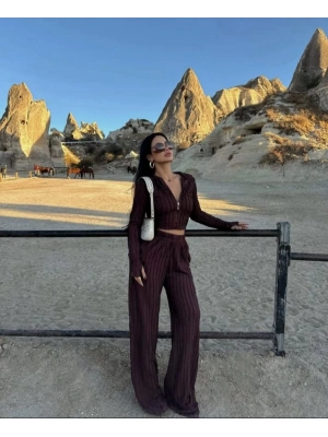 Kadın Uzun Kollu Parmak Geçme Ve Fermuar Detay Kısa Ceket Ve İspanyol Paça Pantolon Ikili Takim