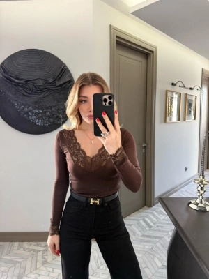 Kadın Uzun Kollu V Yaka Dantel Güpür Detay Bluz