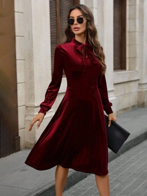 Kadın Uzun Kollu Yakadan Fiyonklu Cepli Midi Kadife Elbise