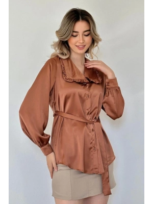 Kahverengi Yakası Fırfırlı Kuşaklı Saten Gömlek