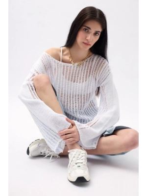 Kayık Yaka Ajurlu Bluz