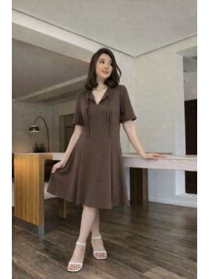 Kısa Kollu Yakası Bağcık Detay Atlas Kumaş Elbise