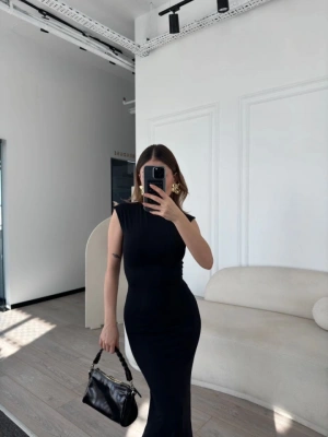 Kolsuz Uzun Likralı Elbise  iyah