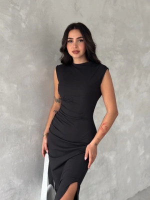 Kolsuz Yırtmaçlı Uzun axı Boy Elbise  iyah