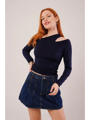 Omuz Dekolte Detaylı Lacivert Bluz