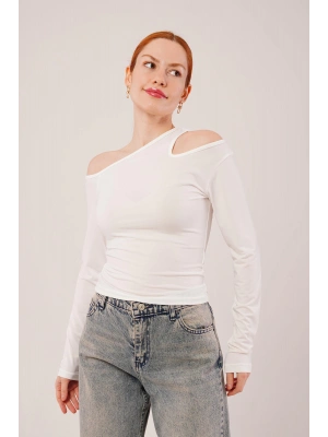 Omuz Dekolte Detaylı Beyaz Bluz
