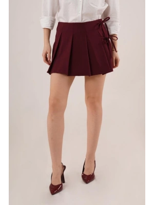 Önü Piliseli Yandan Bağlama Detaylı Bordo Mini Şort Etek