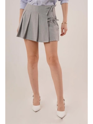 Önü Piliseli Yandan Bağlama Detaylı Gri Mini Şort Etek