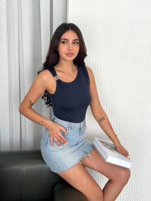 Osy odal Yumuşak Dokulu Kumaş Bisiklet Yaka ıfır Kol Bluz Omuz Toka Aksesuar Detaylı  Lacivert