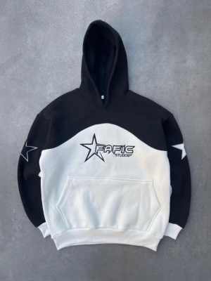 Parçalı Nakış İşlemelı Kapşonlu SweatShirt  Siyah