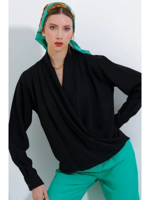 Siyah Kruvaze Yaka Dökümlü Saten Bluz 0492