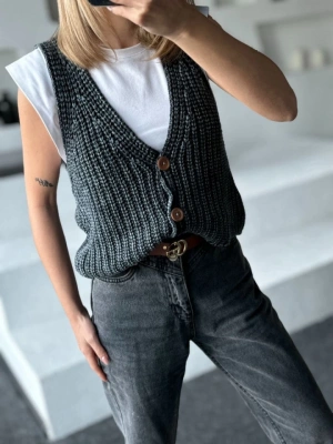 Triko Kolsuz Düğmeli Yelek  iyah