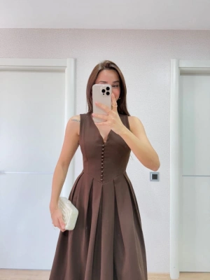 V Yaka Uzun Kolsuz Elbise Kahverengi