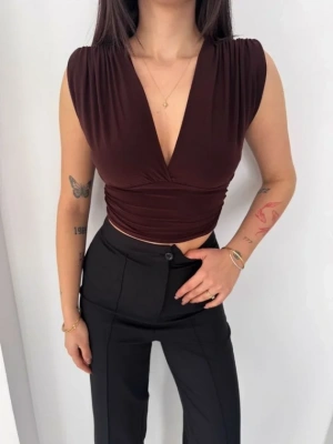 Vatkalı Kolsuz V Yaka Drapeli Crop Bluz ikralı Fit  Kahverengi