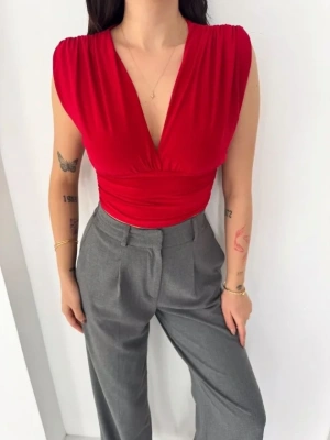 Vatkalı Kolsuz V Yaka Drapeli Crop Bluz ikralı Fit  Kırmızı