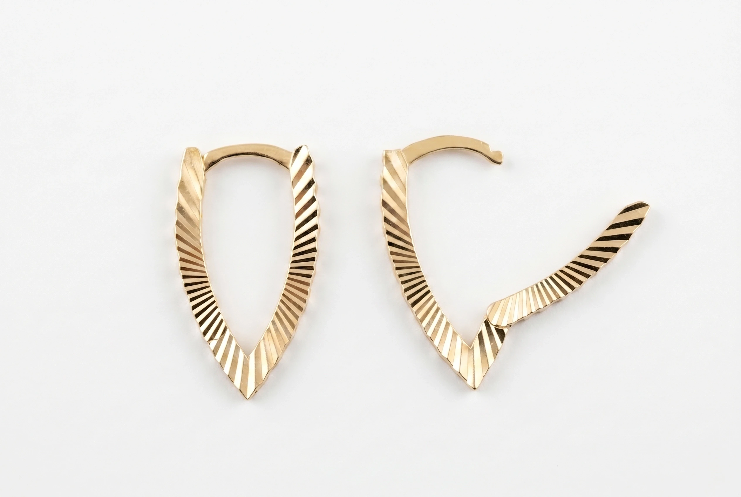 14 Ayar Altın Geometrik V Küpe