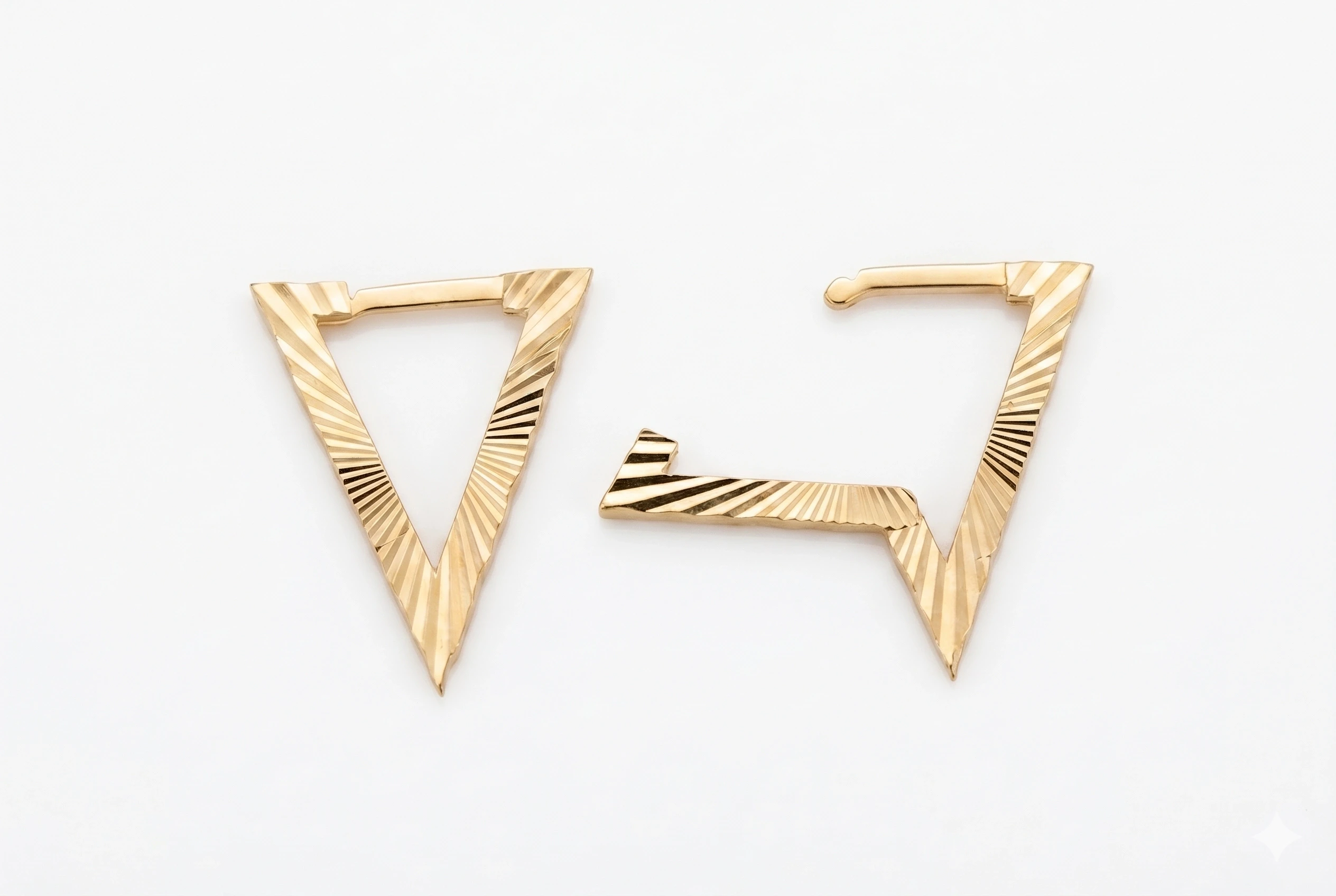 14 Ayar Altın Üçgen Şekilli Küpe