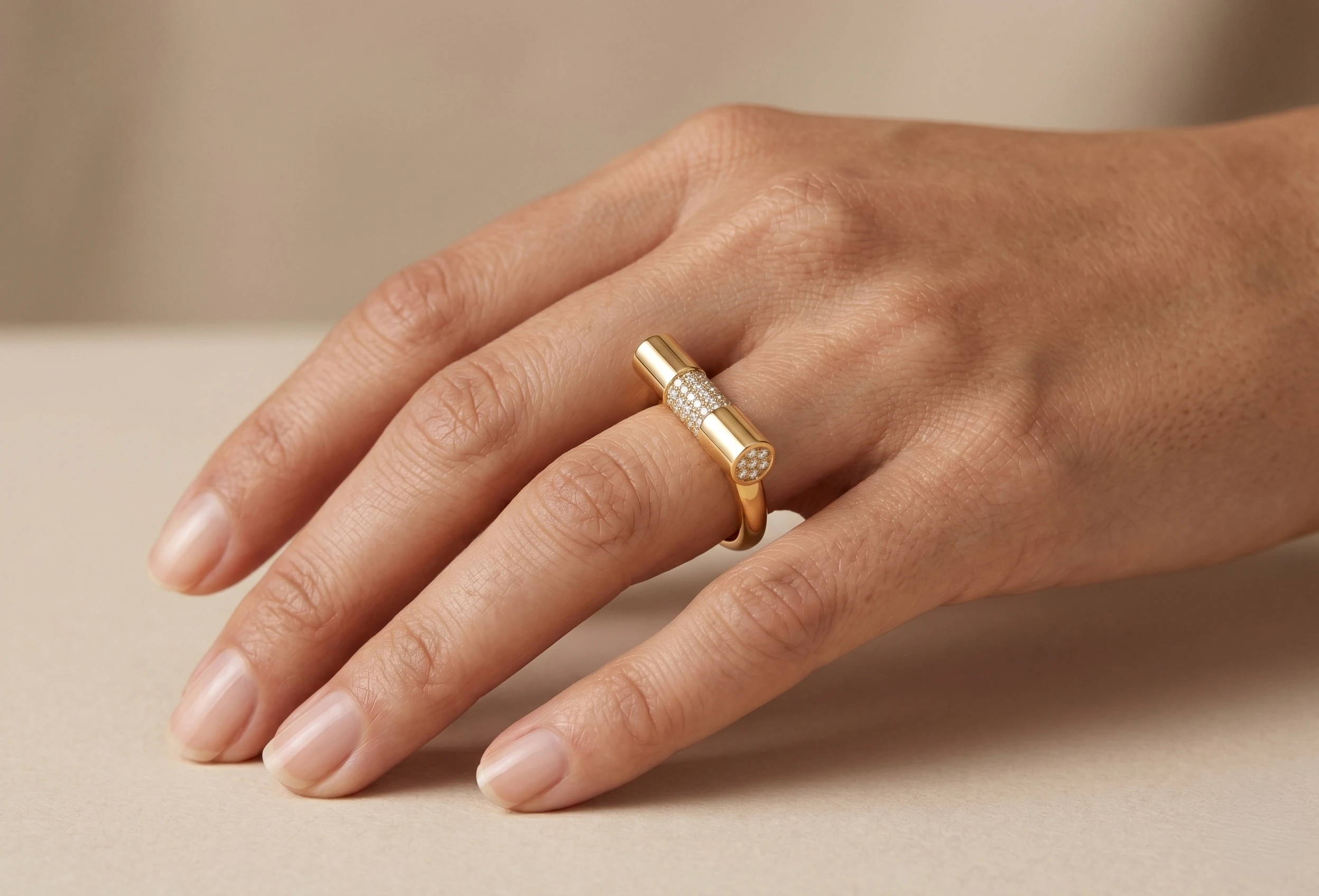 14 Ayar Altın Taşlı Silindir Form Yüzük