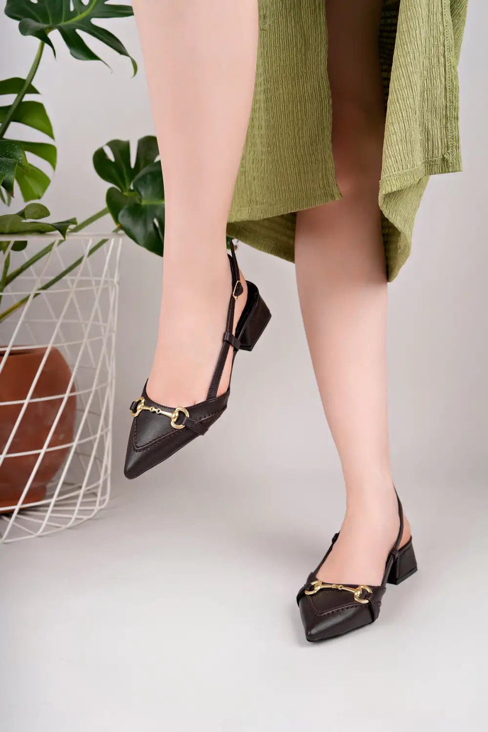 Kadın Acı Kahverengi Saraçlı Tokalı Sivri Burun Topuklu Ayakkabı