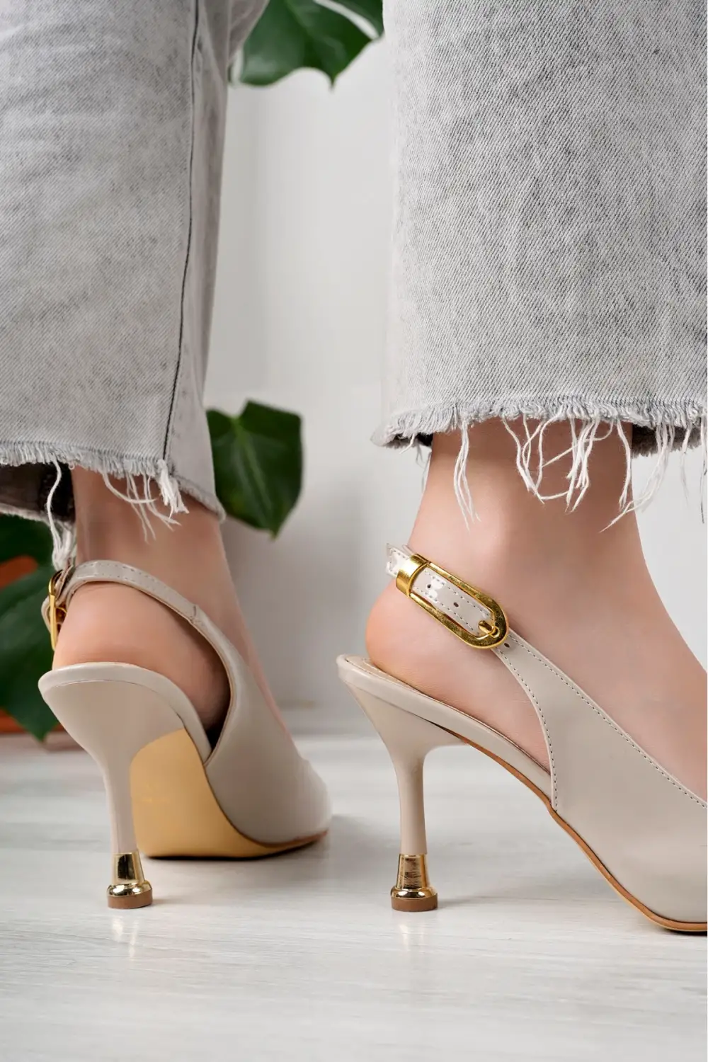 Kadın Bej Rugan Tokalı Sivri Şık Topuklu Stiletto Ayakkabı