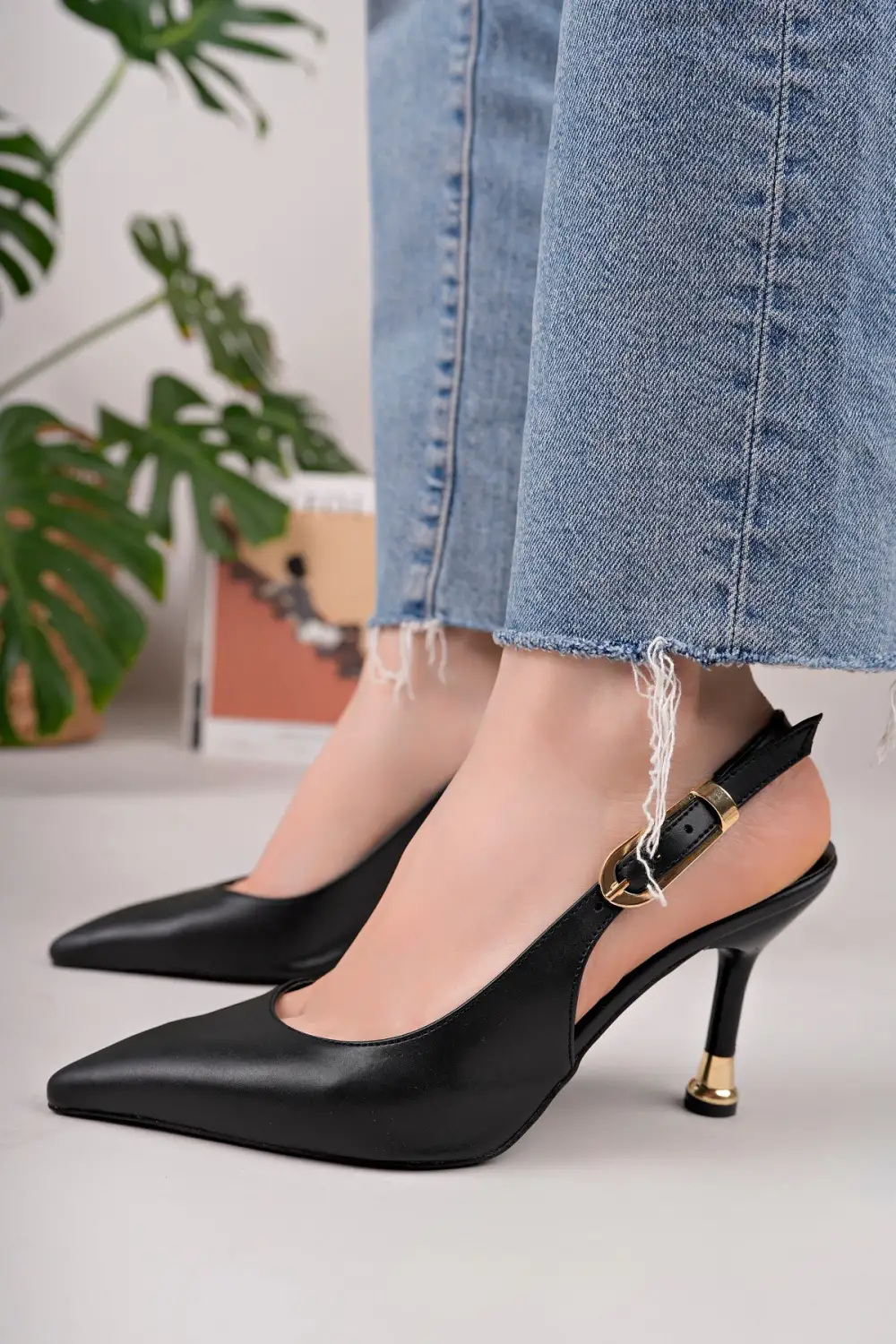 Kadın Siyah Deri Tokalı Sivri Şık Topuklu Stiletto Ayakkabı