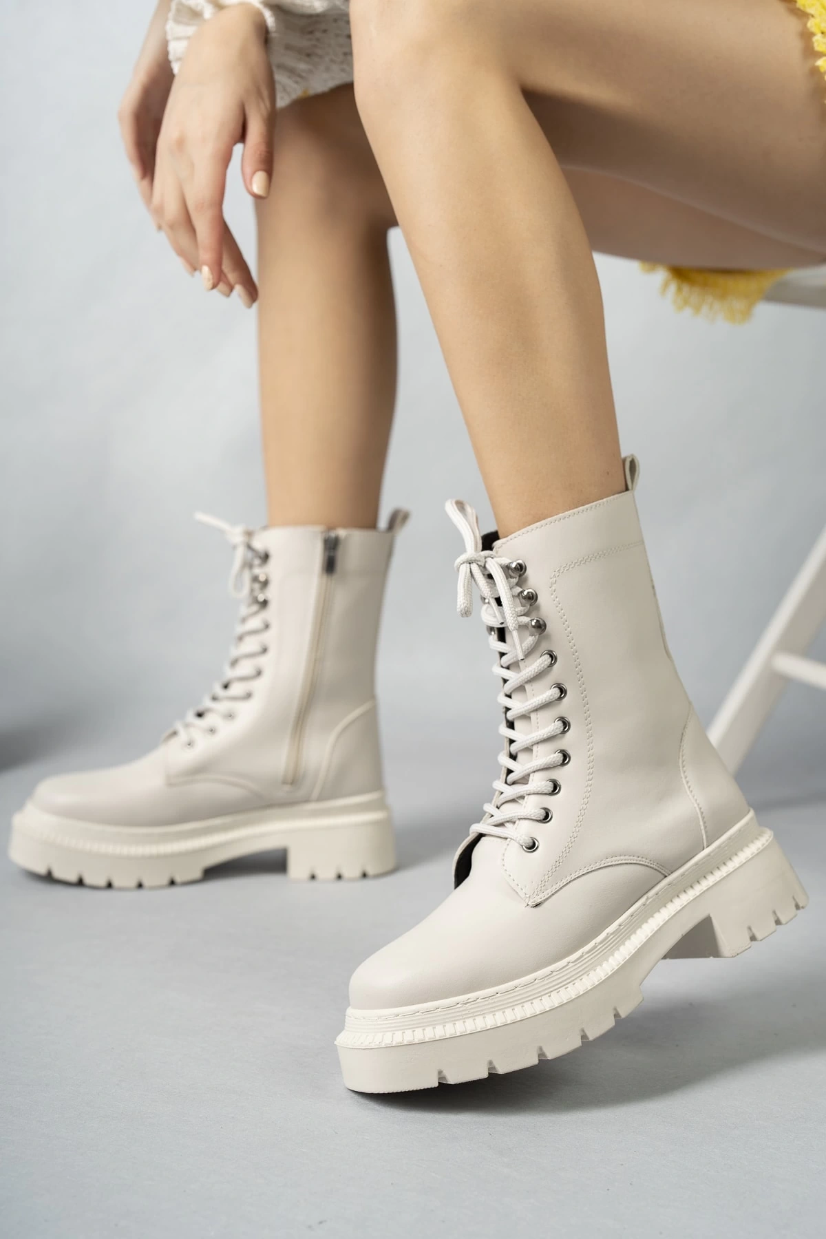 Kadın Bej Fermuarlı Postal Bot