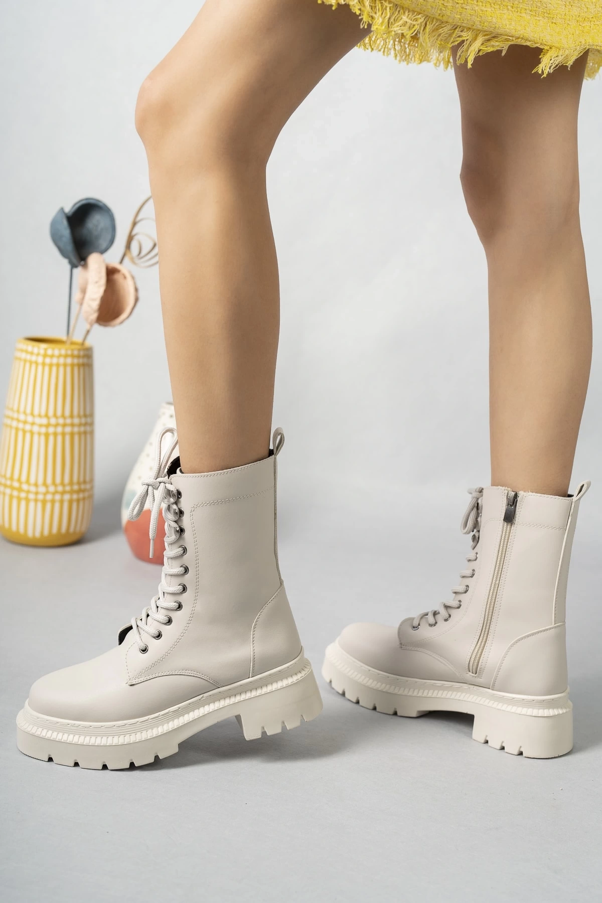 Kadın Bej Fermuarlı Postal Bot