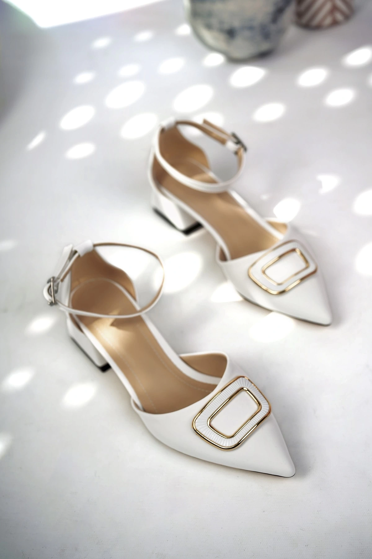 Kadın Beyaz Saten Tokalı Kısa Topuklu Şık Sivri Burun Ayakkabı