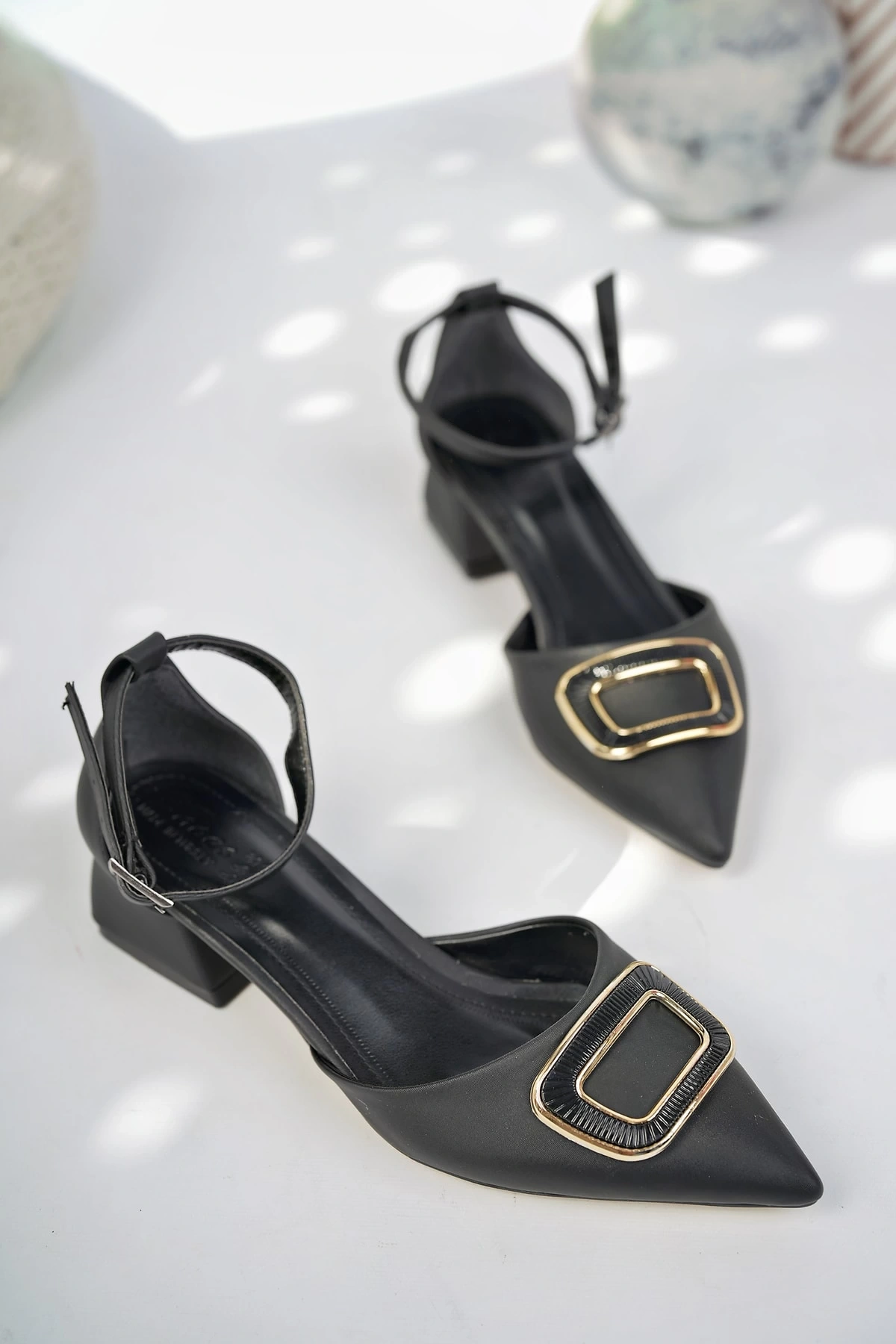 Kadın Siyah Saten Tokalı Kısa Topuklu Şık Sivri Burun Ayakkabı